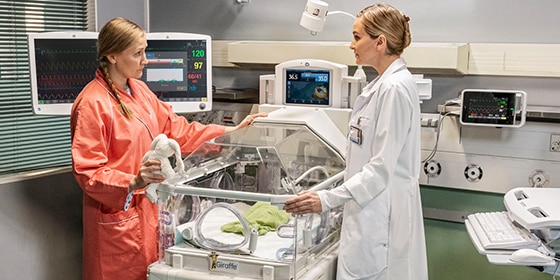 GE Healthcare CARESCAPE B850 monitörü hasta verilerini ekranda gösteriyor.